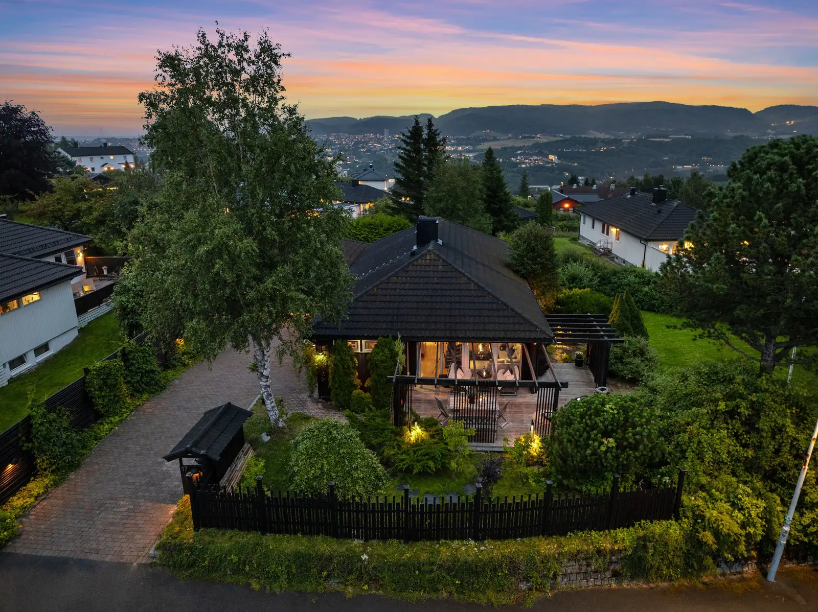 Enebolig på Byåsen i blåtimen, med utsikt over Trondheim