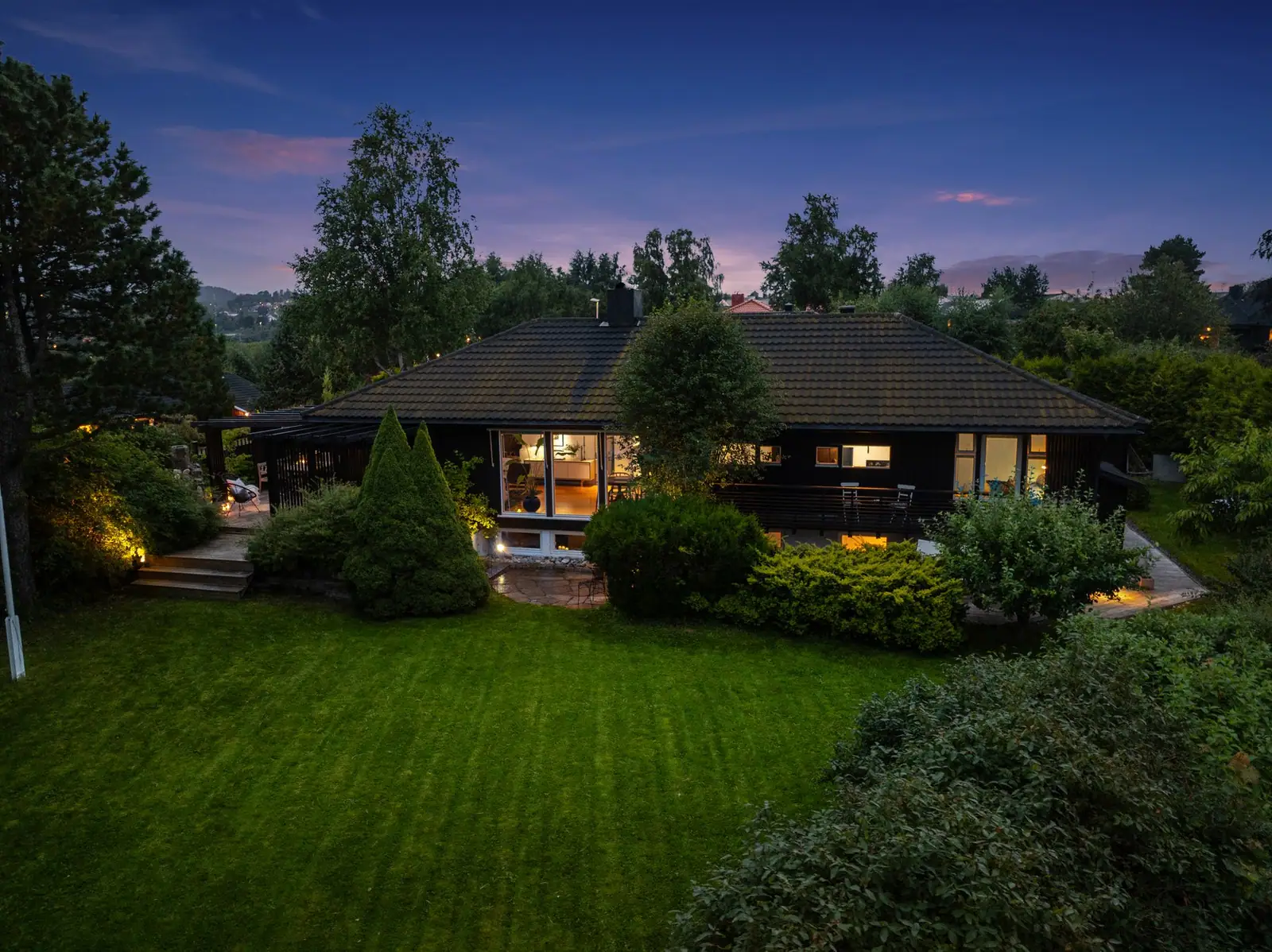 Terrassen og hagen blir en naturlig forlengelse av stuen på sommerstid.