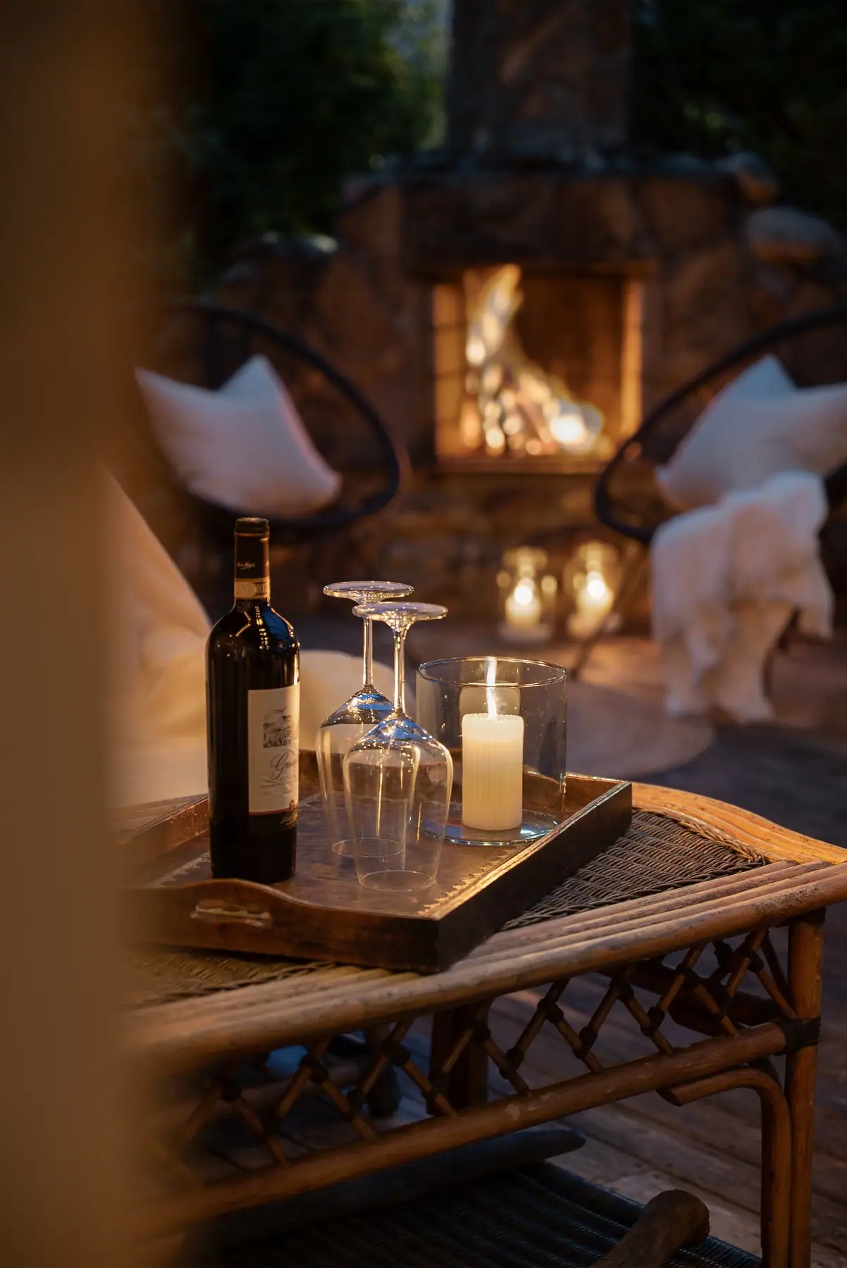 Terrasse med pergola, utepeis, flott hagebelysning og lettstelt hage skaper en særegen atmosfære gjennom hele året.
