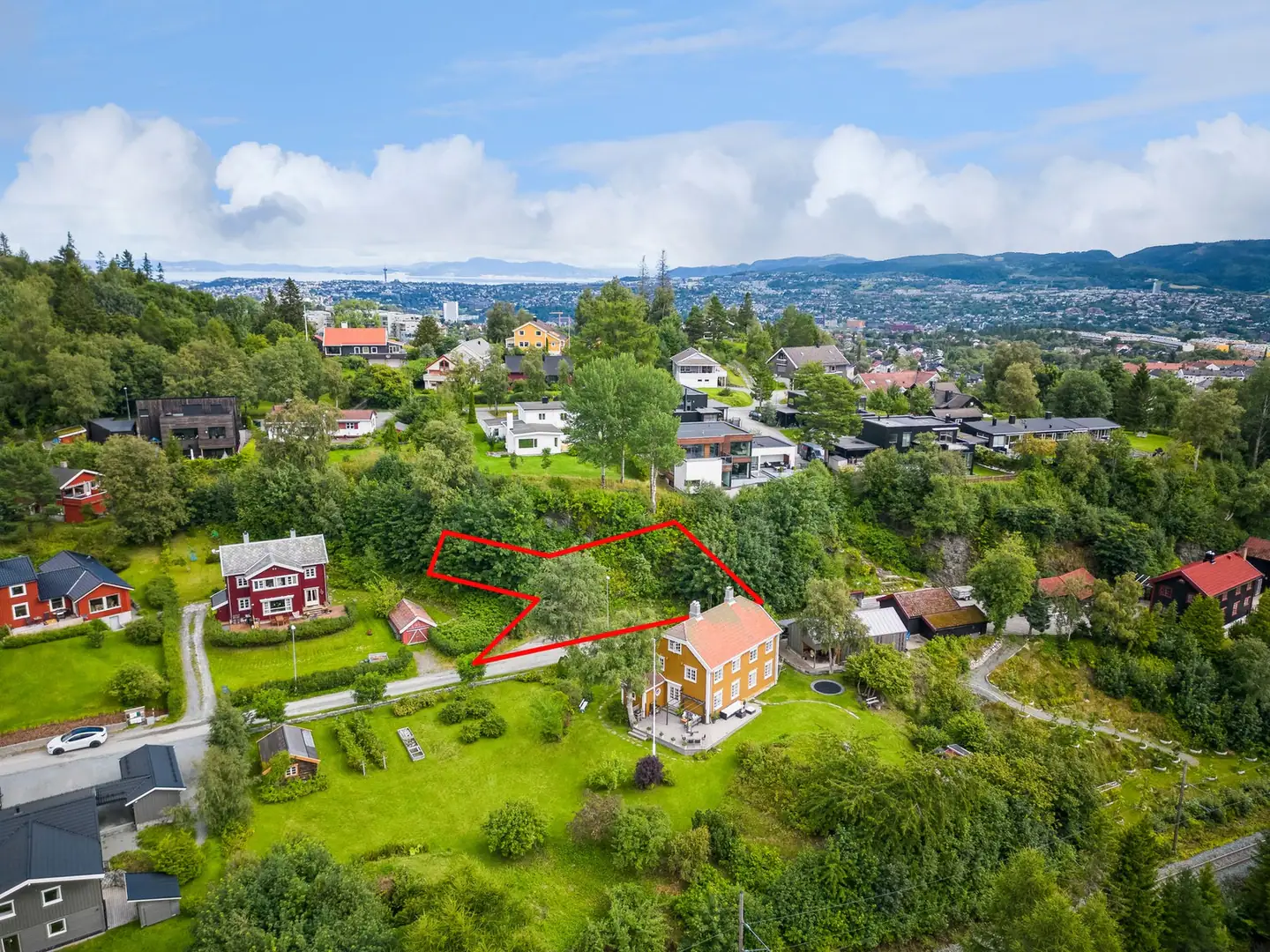 Nabolaget er svært familievennlig, og rommer stadig flere barnefamilier. Området sokner til Byåsen skolekrets, ca. 1,3 kilometer fra huset.