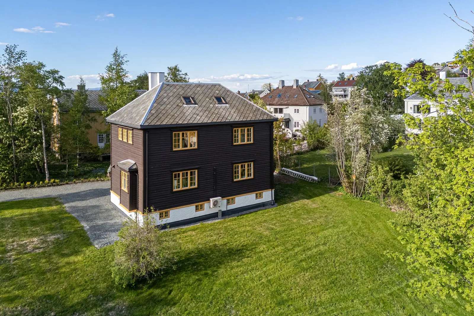 Herskapelig og sjelden villa fra 1928 med velbevart stil, sjel og arkitektonisk særpreg.